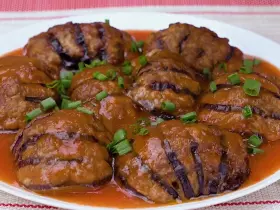 Баклажаны с фаршем под соусом в духовке