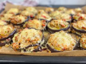 Башенки из баклажанов с мясным фаршем, овощами и сыром