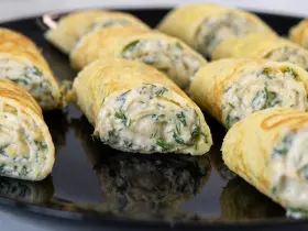 Яичные рулетики с сырной начинкой и сладким перцем