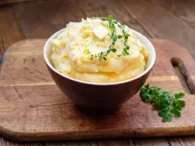 Картофельное пюре на вареных желтках