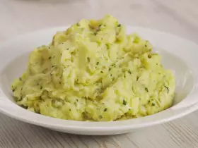 Картофельное пюре с луком-пореем и зеленью