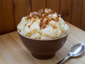 Картофельное пюре с сыром и жареным луком