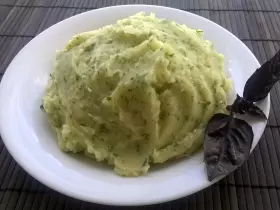 Картофельное пюре с зеленью и чесноком