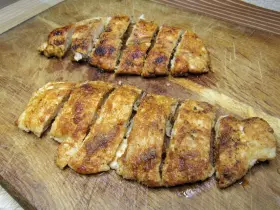 Куриное филе на сковороде в пергаменте
