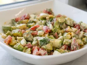 Летний салат с жареными кабачками, помидорами и яйцом
