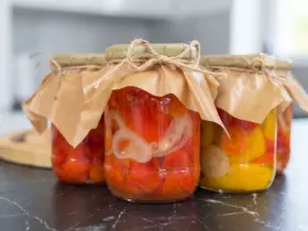 Маринованный болгарский перец в масле с чесноком и луком на зиму
