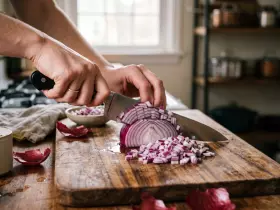 Как нарезать лук без слез: 6 проверенных кухонных способов