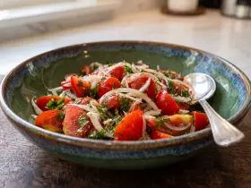 Пряные маринованные помидоры с луком и горчицей