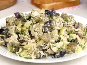 Салат с баклажанами и курицей