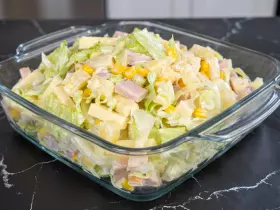 Сочный салат с ветчиной, ананасами и сыром