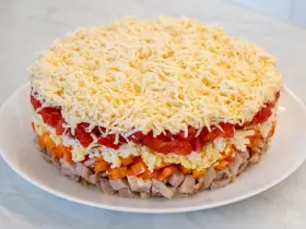 Воздушный салат «Пушок» с копченой курицей и овощами