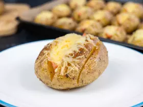 Запеченный картофель с беконом и сыром в духовке