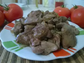 Жареная куриная печень с луком на сковороде