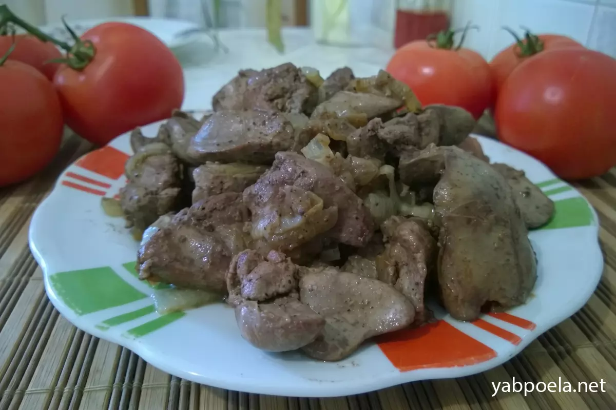Жареная куриная печень с луком на сковороде