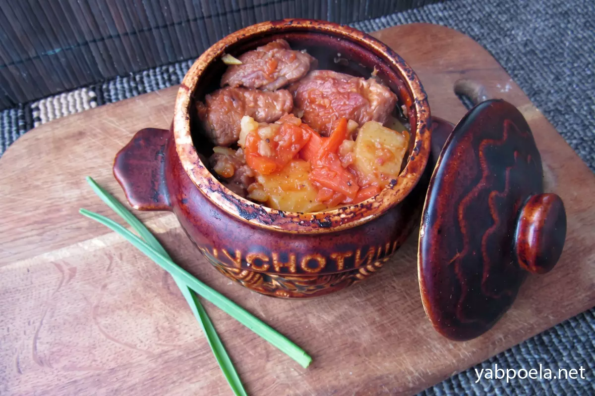 Картофель с мясом в горшочках