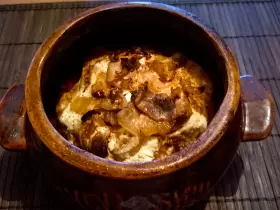 Деруны (драники) в горшочке с грибами и сметаной