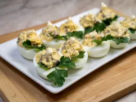 Фаршированные яйца с грибами и луком