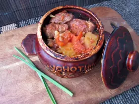 Картофель с мясом в горшочках
