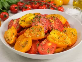 Закуска из помидоров с чесноком и зеленью