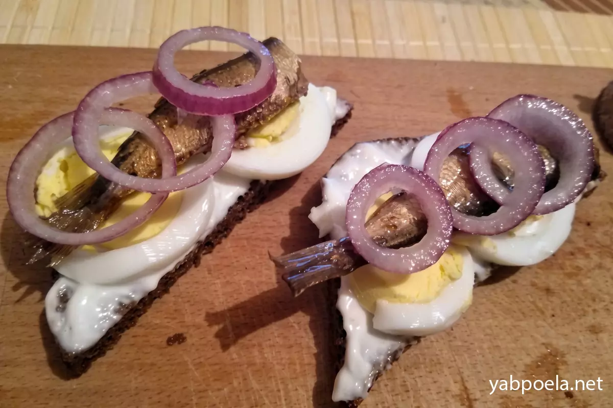 Бутерброды со шпротами, яйцом и красным луком