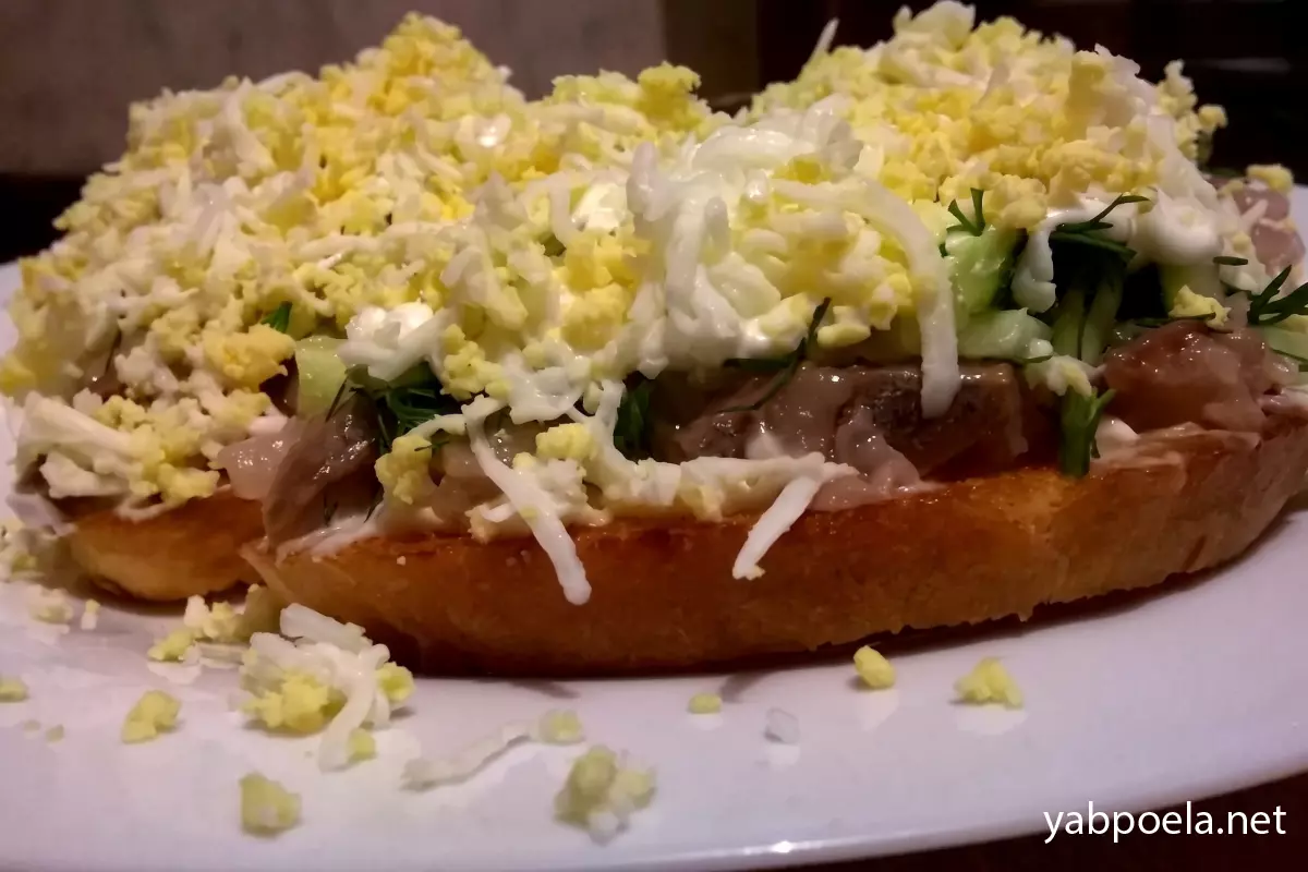 Гренки с селедкой, яйцом и свежим огурцом