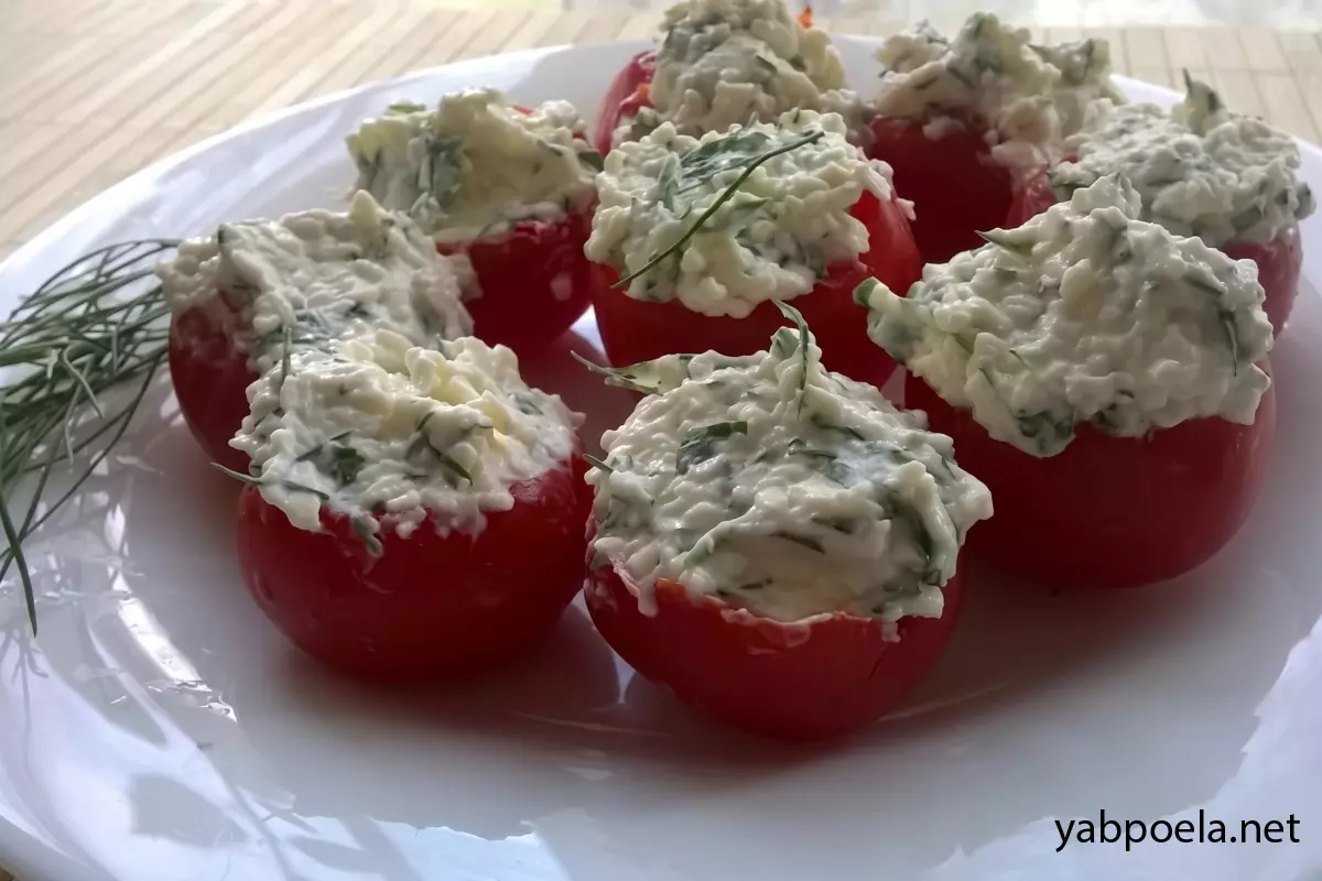 Помидоры фаршированные сыром, чесноком и зеленью