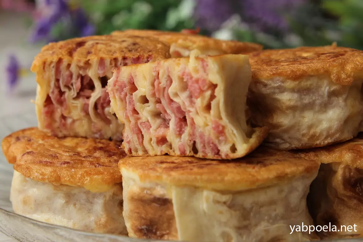 Рулетики из лаваша с сыром и колбасой