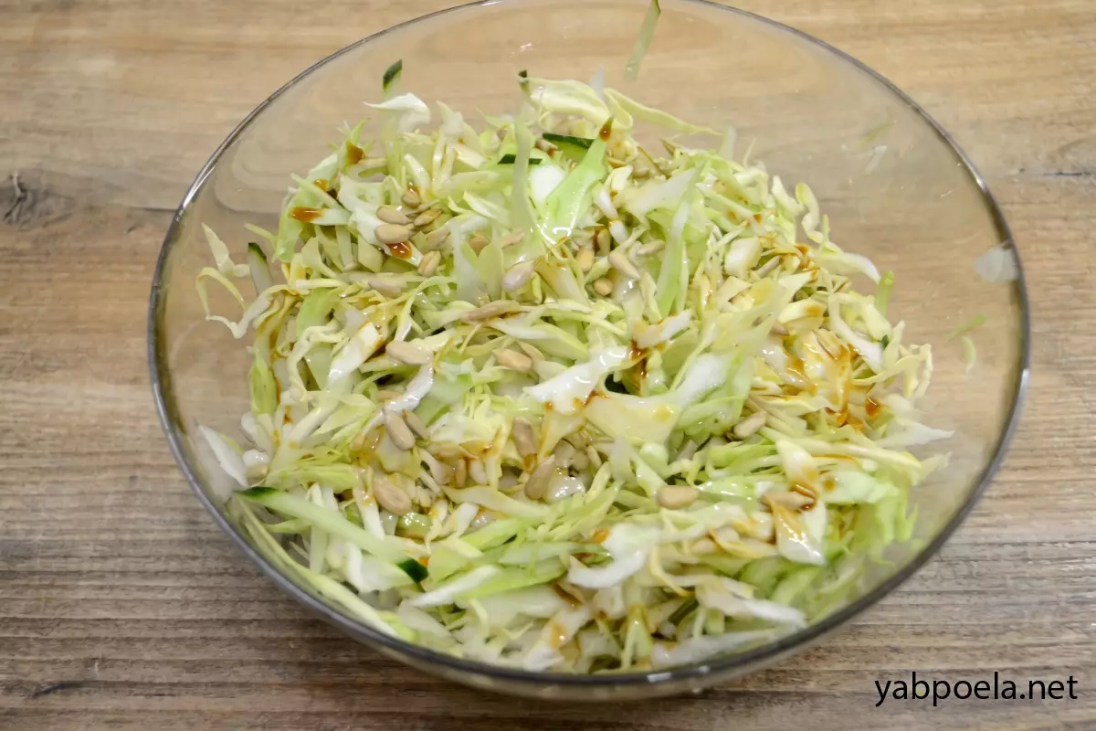 Салат из капусты с огурцом и семечками