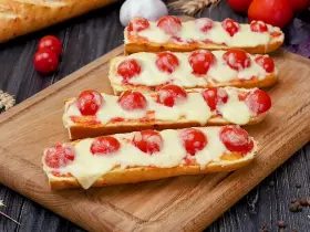 Багет запеченный с помидорами и сыром
