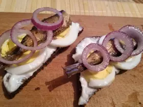 Бутерброды со шпротами, яйцом и красным луком