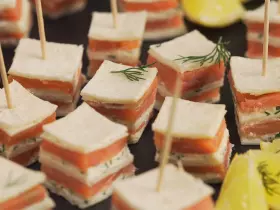 Канапе с лососем и сыром