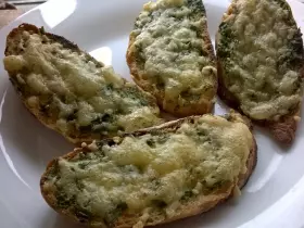 Пикантные гренки с чесноком и сыром