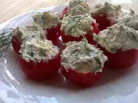 Помидоры фаршированные сыром, чесноком и зеленью