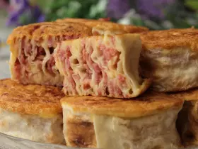 Рулетики из лаваша с сыром и колбасой