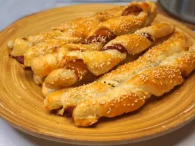 Слоеные палочки с беконом