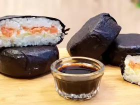 Суши-бургер с семгой и огурцом