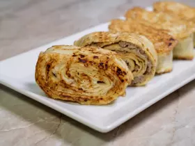 Жареные рулетики из лаваша с курицей и плавленым сыром
